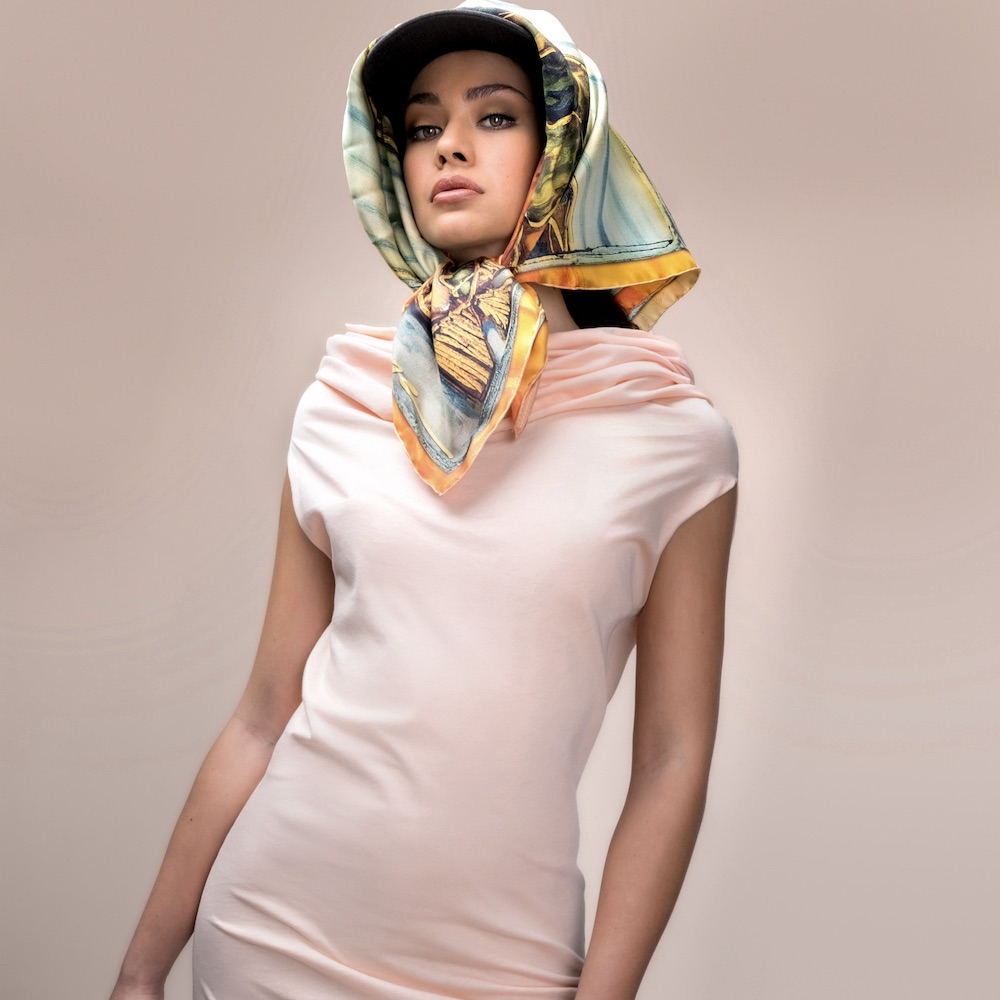 Miss Tahiti 2025 wearing the "Le souffle de Bora Bora" silk square tied on her head