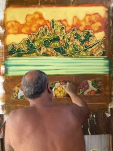 Louis Devienne peignant une toile aux couleurs vives.