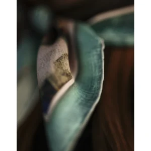 Gros plan sur un nœud de carré de soie Maison DEVIENNE