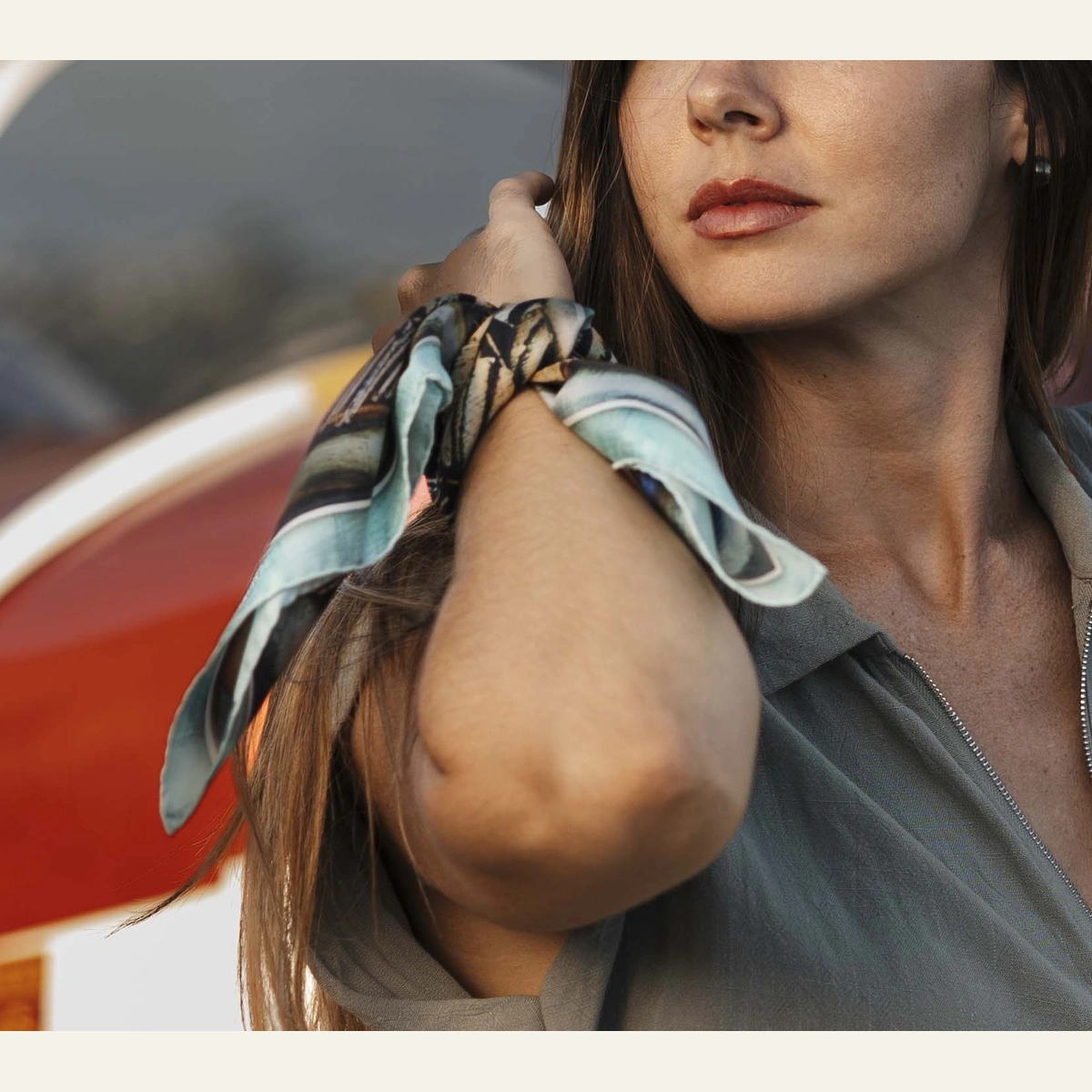 Silk scarf 45 Taporo worn around the neck – aero style