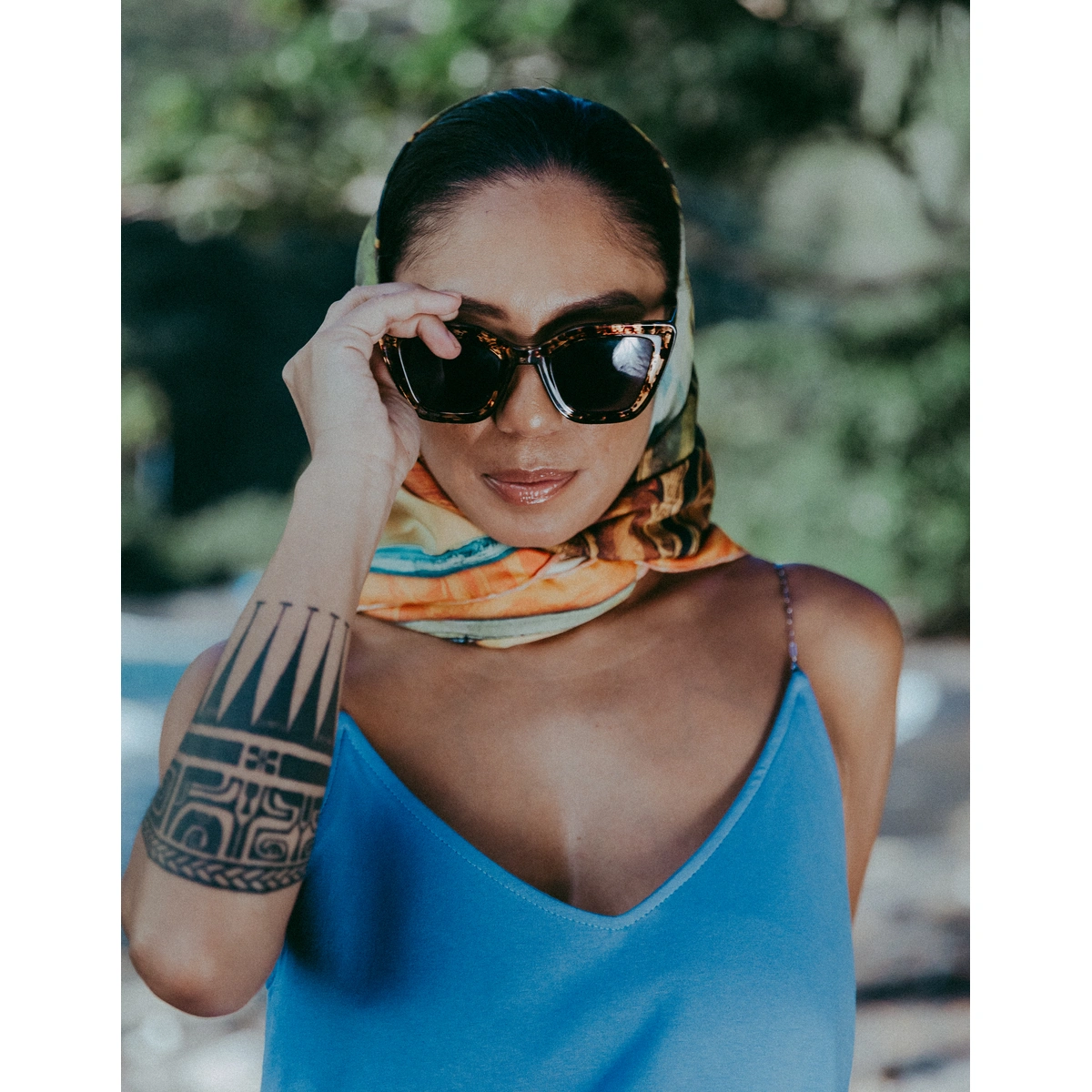 Silk scarf 90 Bora Bora Breeze worn around the neck