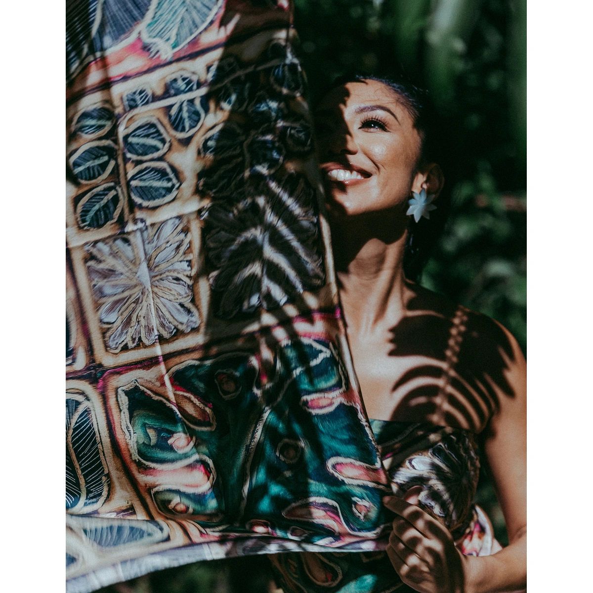 Silk scarf 90 Under the Canopy worn for evening wear