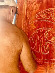 Louis Devienne en train de peindre dans son atelier