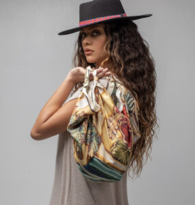 Carré de soie porté au quotidien – Maison Devienne Carré de soie de luxe porté avec élégance au quotidien