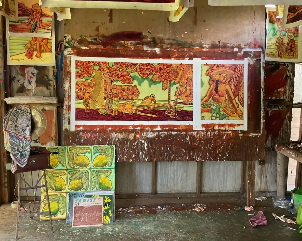 Louis Devienne dans son atelier de peinture à Tahiti