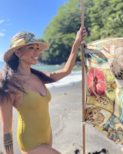 polynésien women wearing Eclats de Bora Bora as a flag on the beach