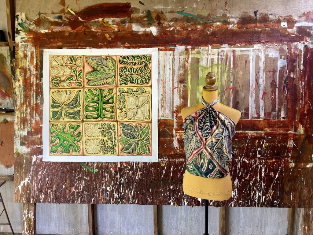 Œuvre Sous la canopée peinte à Tahiti et transposée en carré de soie 90 cm dans l’atelier Maison Devienne