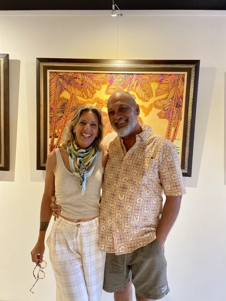 Sarah et Louis dans la galerie de l'artiste- galerie Au chevalet à Papeete Tahiti