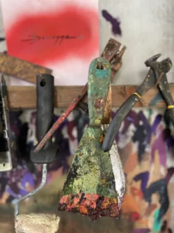 Œuvres colorées en cours dans l’atelier de Louis Devienne.