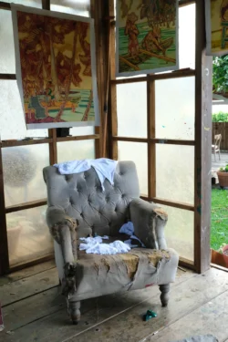 Carré de soie Maison Devienne présenté dans l’atelier d’art et de peinture