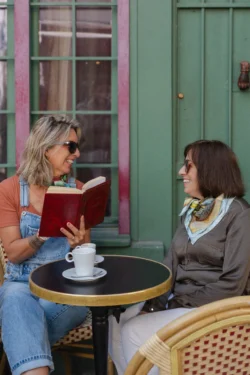 Femme avec lunettes portant un carré de soie chic
