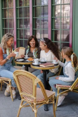 Femme et enfant en terrasse parisienne portant un carré de soie