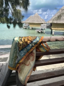Carré de soie posé sur un banc face au lagon de Bora Bora