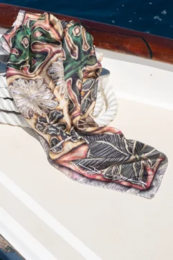 Détail d’un carré de soie Maison Devienne posé sur un bateau