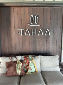Carré de soie Maison Devienne posé à l’hôtel Le Taha’a Pearl