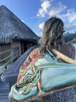 Carré de soie porté face au lagon de Bora Bora