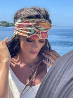 Carré de soie porté en bandeau au bord de la mer