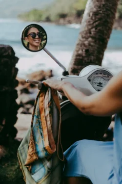Carré de soie Maison Devienne reflet dans lunettes et moto