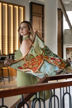 Femme posant avec un carré de soie Maison Devienne, élégance en studio
