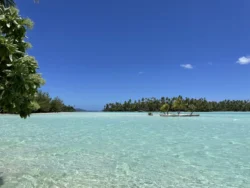 Vue panoramique des eaux turquoise de Bora Bora