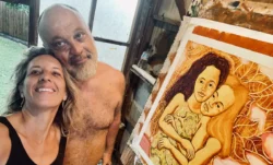 Louis et Sarah Devienne dans l’atelier avec une toile à l’origine des carrés de soie.