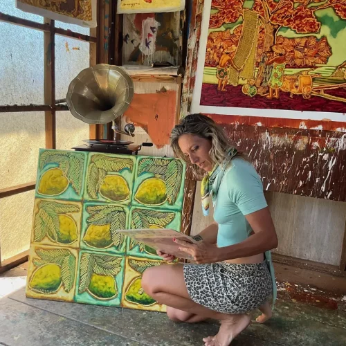 Sarah, fondatrice de Maison Devienne, travaillant dans son atelier à Tahiti sur les motifs originaux des carrés de soie, alliant art polynésien et savoir-faire français.